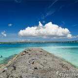 青い海に伸びる防波堤-来間島猫の舌ビーチ