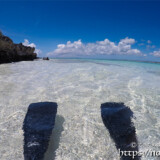 波紋とフィン-来間島猫の舌ビーチ