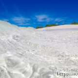 打ち寄せる透き通った波-来間島猫の舌ビーチ