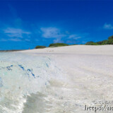 打ち寄せる透き通った波-来間島猫の舌ビーチ