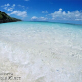 打ち寄せる透き通った波-来間島猫の舌ビーチ