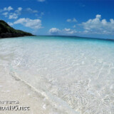 打ち寄せる透き通った波-来間島猫の舌ビーチ