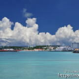 市街地に迫る入道雲