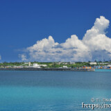市街地の背後にそびえる入道雲
