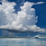 海上に浮かぶ入道雲