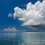海上に浮かぶ入道雲