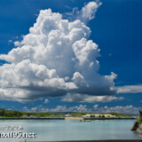 海上に浮かぶ入道雲