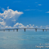 伊良部大橋と真夏の入道雲