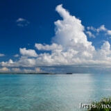 真夏の入道雲と青い海