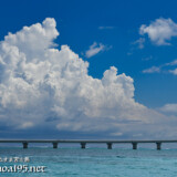 伊良部大橋と真夏の入道雲