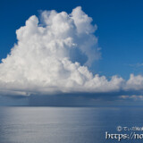 海に雨を降らせる入道雲