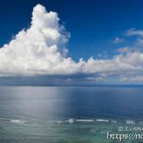 海上に浮かぶ入道雲