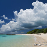 ビーチの上の入道雲