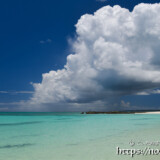 真夏の入道雲と青い海