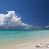 ビーチと真夏の入道雲