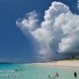 前浜ビーチに迫る迫力の入道雲