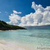 ビーチと真夏の入道雲