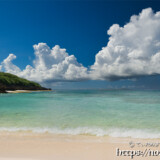 ビーチと真夏の入道雲