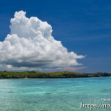真夏の入道雲と青い海