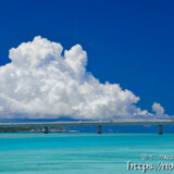 伊良部大橋と真夏の入道雲