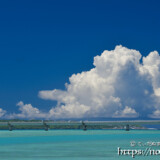 伊良部大橋と真夏の入道雲