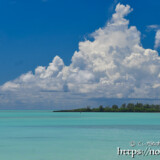 真夏の入道雲と青い海