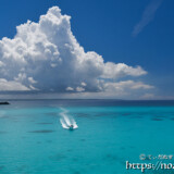 真夏の入道雲と青い海