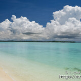 ビーチと真夏の入道雲