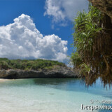 ビーチと真夏の入道雲