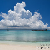 ビーチと真夏の入道雲