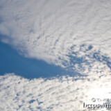 青空に広がるヴェールのようなひつじ雲