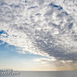 空を覆うヴェールのようなひつじ雲