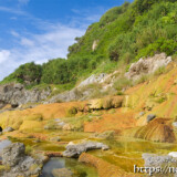 岩場に広がる黄金色の庭園-保良石灰華段丘
