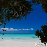 洞窟から見るビーチ-曲元の浜