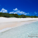 ビーチに打ち寄せる波-曲元の浜