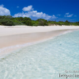 ビーチに打ち寄せる波-曲元の浜