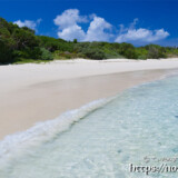 ビーチに打ち寄せる波-曲元の浜