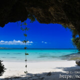 洞窟から見る真夏のビーチ-曲元の浜