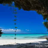 洞窟から見る真夏のビーチ-曲元の浜