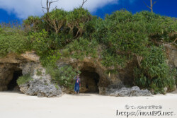 洞窟のあるビーチ-曲元の浜
