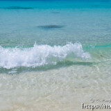 打ち寄せる青い波-曲元の浜