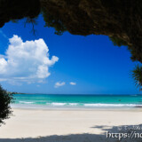 洞窟から見るビーチと入道雲-曲元の浜