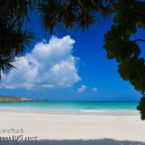 洞窟から見るビーチと入道雲-曲元の浜