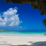 洞窟から見るビーチと入道雲-曲元の浜