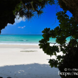 洞窟から見る真夏のビーチ-曲元の浜