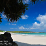 洞窟から見る真夏のビーチ-曲元の浜