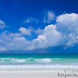 打ち寄せる青い波-曲元の浜