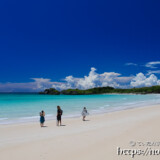 ビーチを歩く旅人-曲元の浜