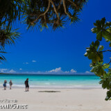 ビーチを歩く旅人-曲元の浜