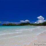 入道雲とビーチに打ち寄せる波-曲元の浜